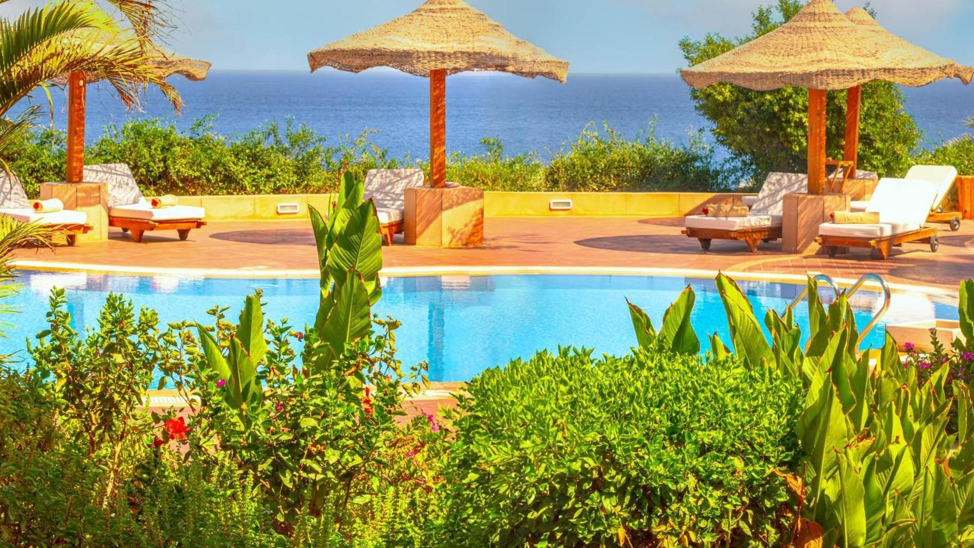 Domina Coral Bay Resort, Diving , Spa & Casino Sarm es-Sejk Kültér fotó A pool at a resort