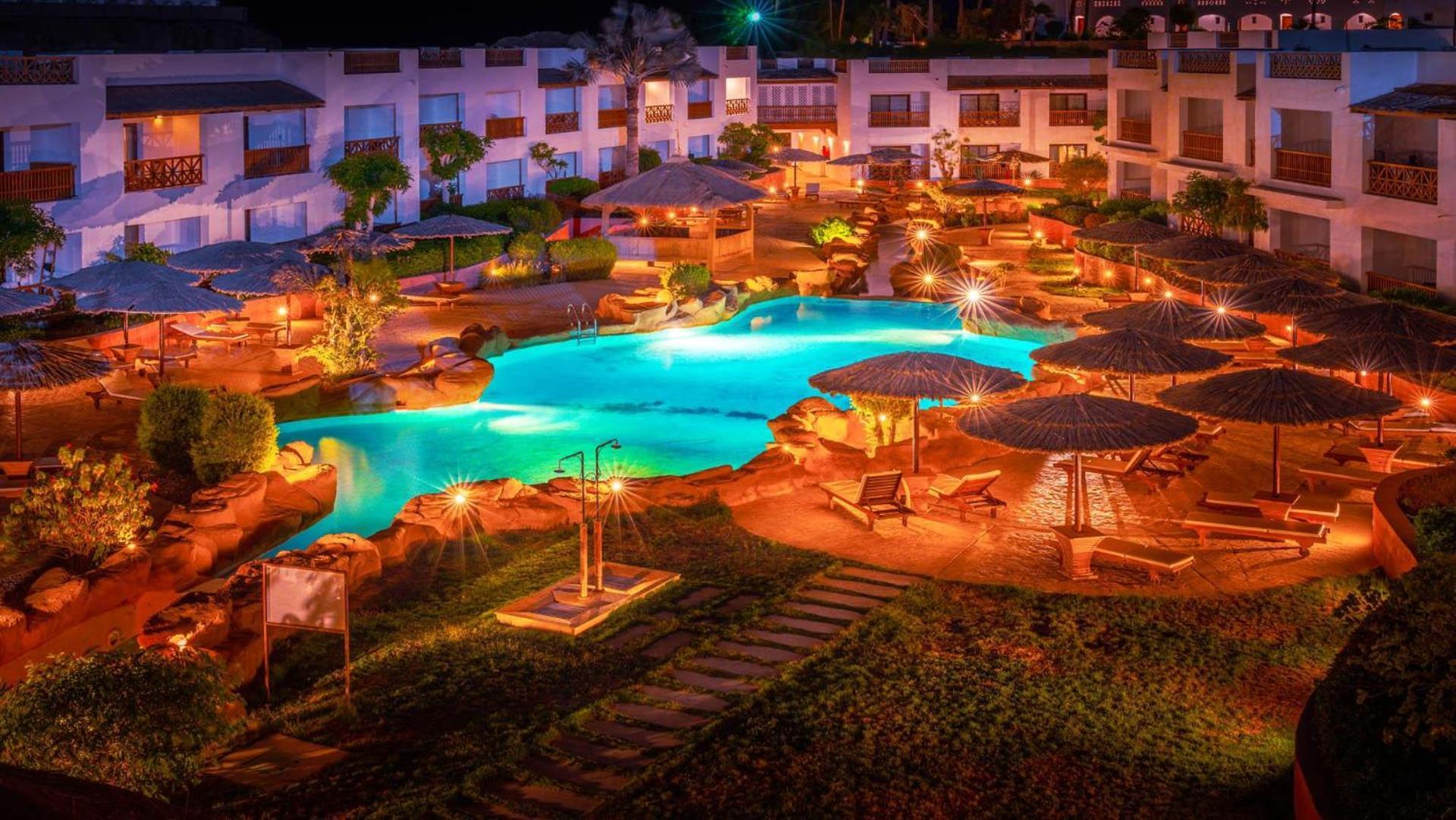 Domina Coral Bay Resort, Diving , Spa & Casino Sarm es-Sejk Kültér fotó The resort at night