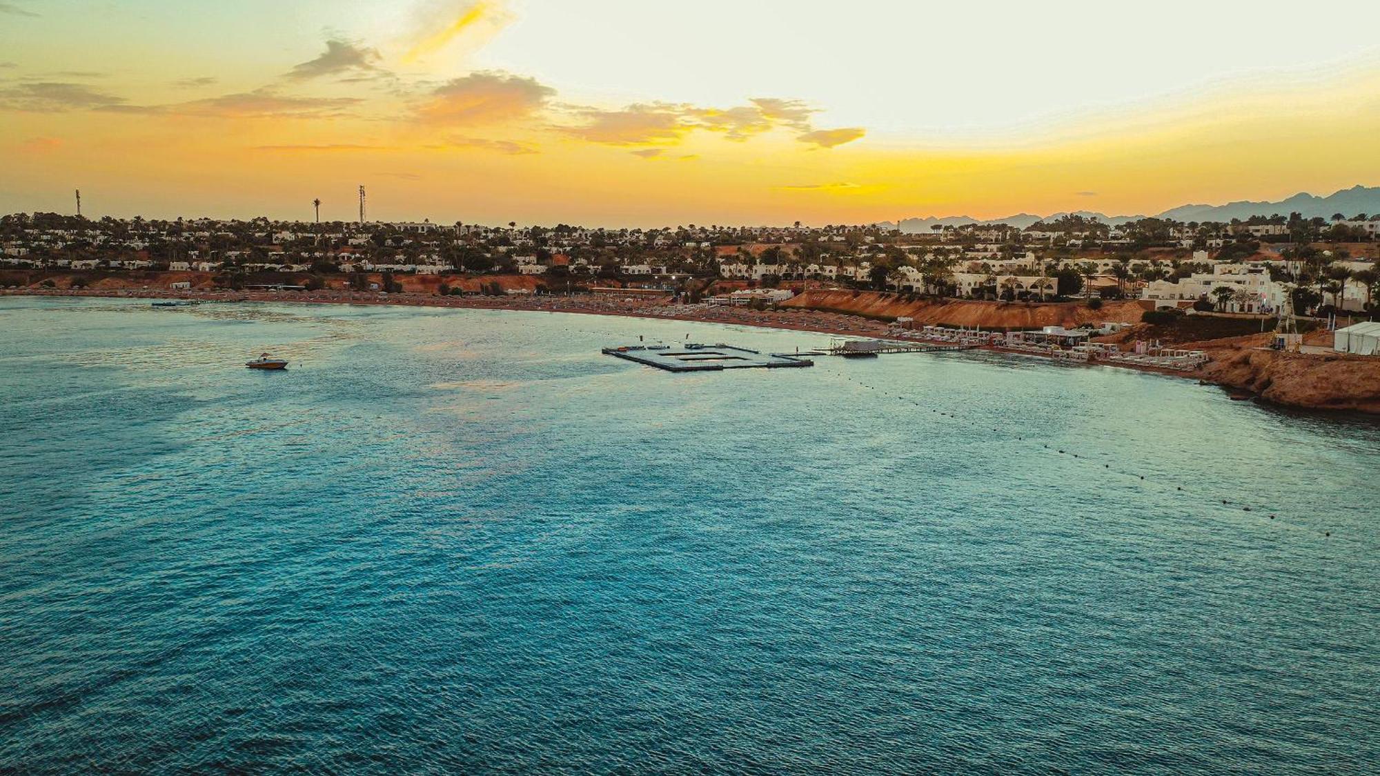 Domina Coral Bay Resort, Diving , Spa & Casino Sarm es-Sejk Kültér fotó Sunset over the Gulf of Aqaba