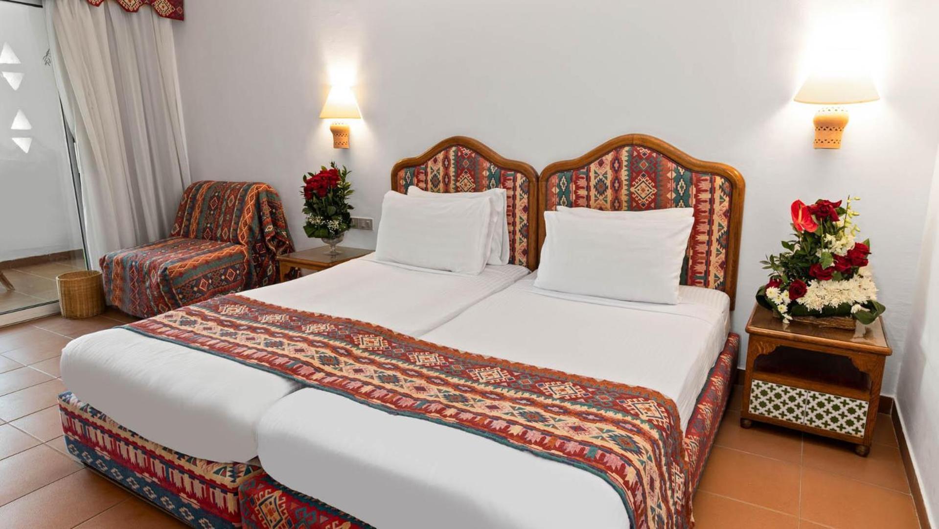 Domina Coral Bay Resort, Diving , Spa & Casino Sarm es-Sejk Kültér fotó A guest room at the hotel